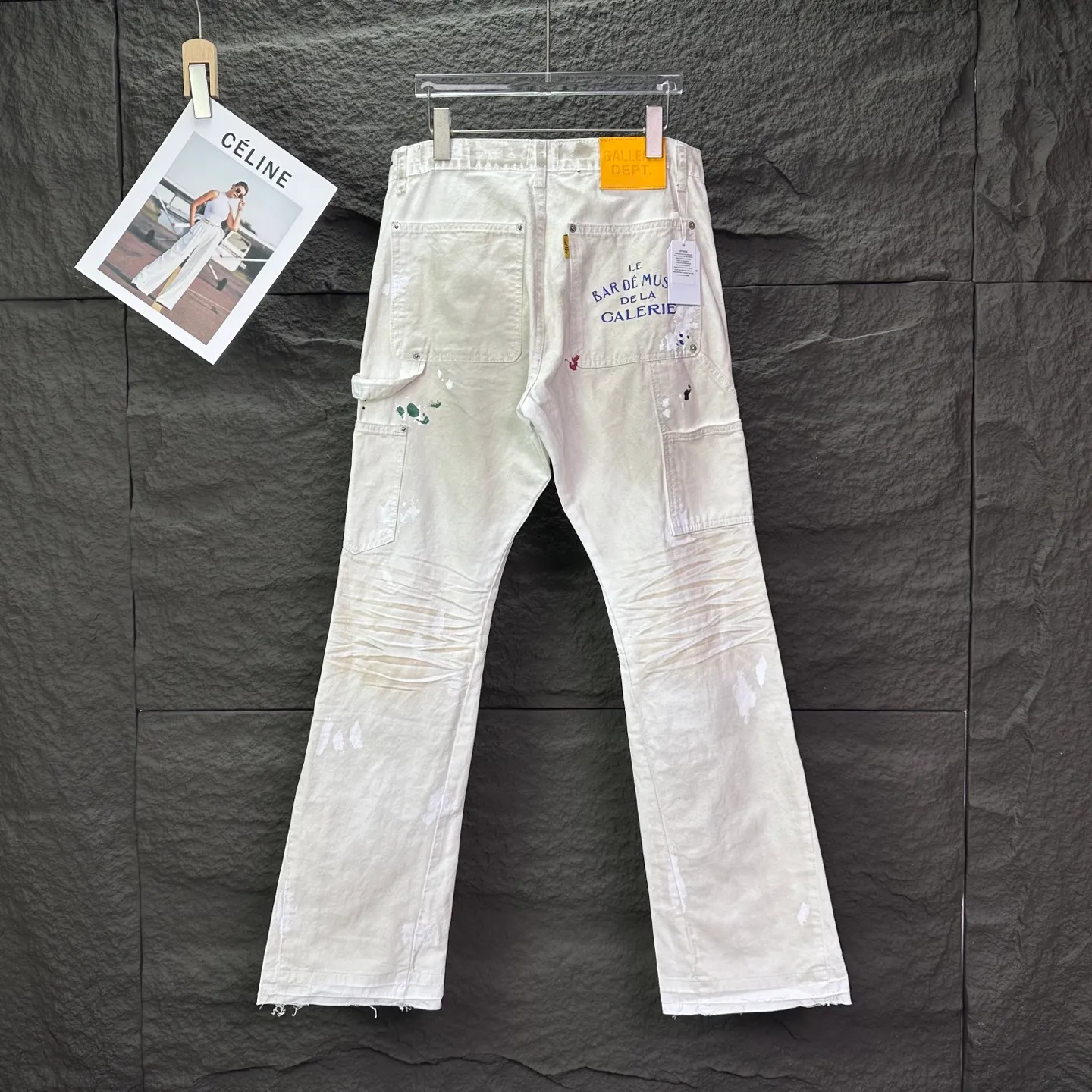 P260 GALLERY DEPT. 2025 new splash-ink hand-painted distressed couple style loose bootcut dirty jeans 🔥High version🔥High version🔥 Top ceiling quality Styles with different washed textures are very friendly to people with thin legs and thick legs. The loose version of the bootcut is very flattering. Moderate length that never goes out of style, easy to match with casually, basic styling for various styles, a must-have in the wardrobe! The fabric is stiff but also makes the upper body soft without losing texture. The washing process is even more perfect. It is a must-have item for everyone! ! ! Washed wheat, hang tag, pants label, complete with three labels, color: white, size: 28, 30, 32, 34, 36 (five sizes)
